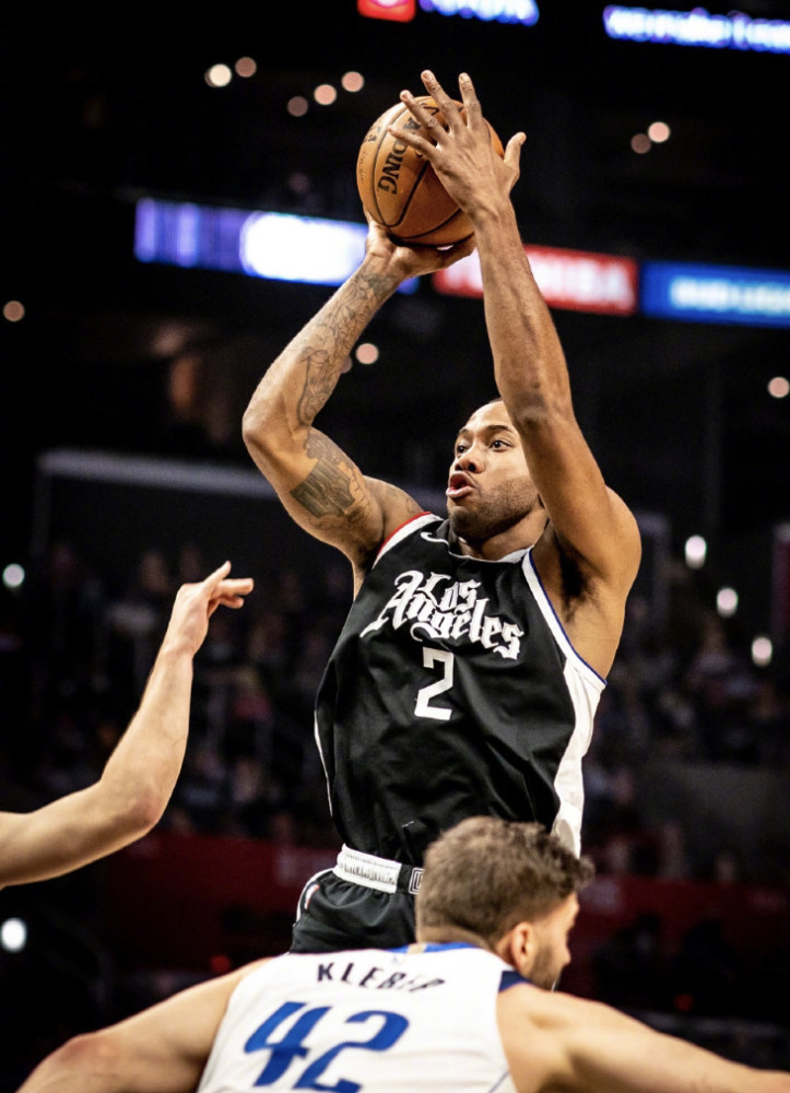  浓眉哥伤退湖人不敌独行侠陷入季后赛边缘危机  